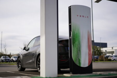 Tesla Supercharger, sono 1.000 in tutta Italia: i numeri della rete e le novità per il futuro tesla supercharger busto arsizio numero 1000