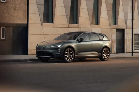 Volvo EX-60, l’auto della svolta: 810 km di autonomia, Gemini, ricarica rapidissima. Tutte le caratteristiche volvo ex-60 volvo 3x60