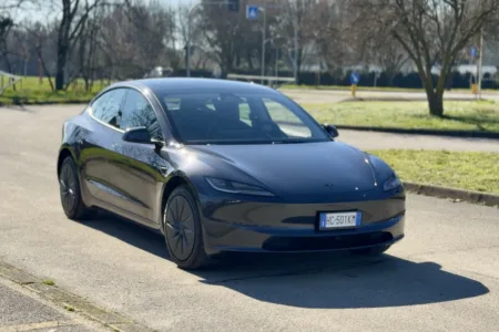 Tesla Model 3 RWD 2026 (Standard): prova su strada e consumi bassissimi, a 34.000 euro tesla model 3 rwd standard trazione posteriore