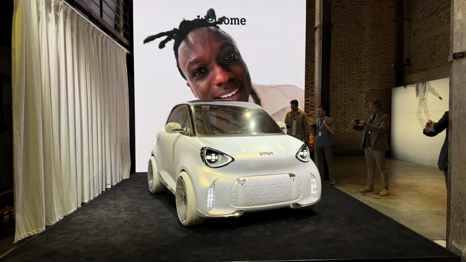 Smart #2, l’abbiamo vista dal vivo: anteprima degli interni e abitacolo Smart #2