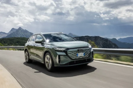 Nuova Audi Q4 e-tron 2026: interni da Q6 e fino a 592 km, ma la ricarica resta a 185 kW audi q4 e-tron 2026