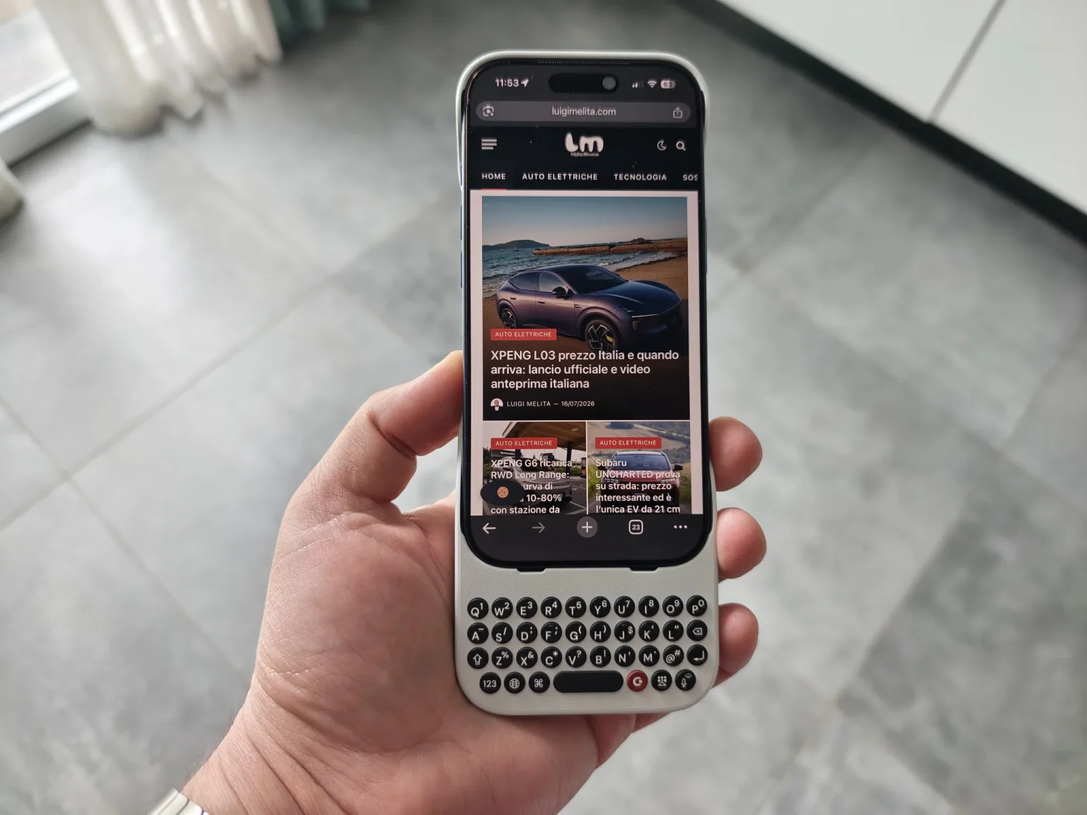Recensione Clicks Keyboard iPhone 17 Pro: metà schermo in più, ma velocizza la scrittura? clicks keyboard iphone 17 pro