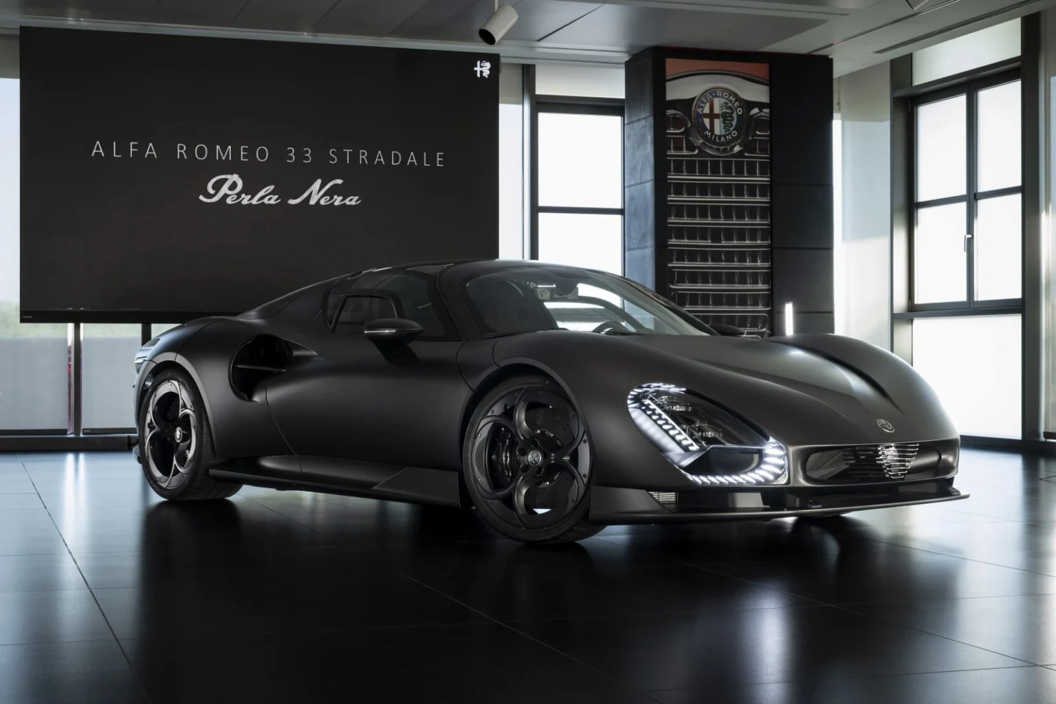 Alfa Romeo 33 Stradale Perla Nera: è l’unica delle 33 in carbonio a vista