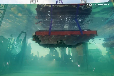 Hanno immerso la batteria in acqua salata per 24 ore: ecco cosa è successo alla Chery Tiggo 9 CSH Chery Tiggo 9 CSH test batteria in acqua salata