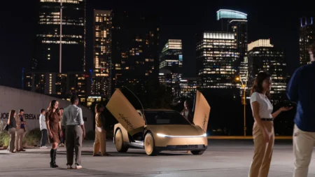 Tesla Cybercab è realtà: il robotaxi senza volante conquista Austin