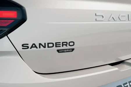 Dacia Sandero Streetway diventa Full Hybrid: 155 CV e l’80% del tempo in elettrico in città Dacia Sandero Streetway diventa Full Hybrid: 155 CV e l’80% del tempo in elettrico in città