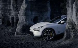 Polestar 4 SUV ufficiale: costa meno della Coupé e ha il lunotto che tutti aspettavano