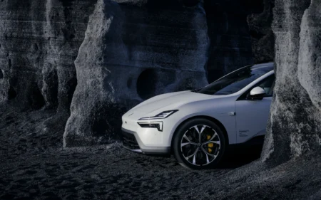 Polestar 4 SUV ufficiale: costa meno della Coupé e ha il lunotto che tutti aspettavano