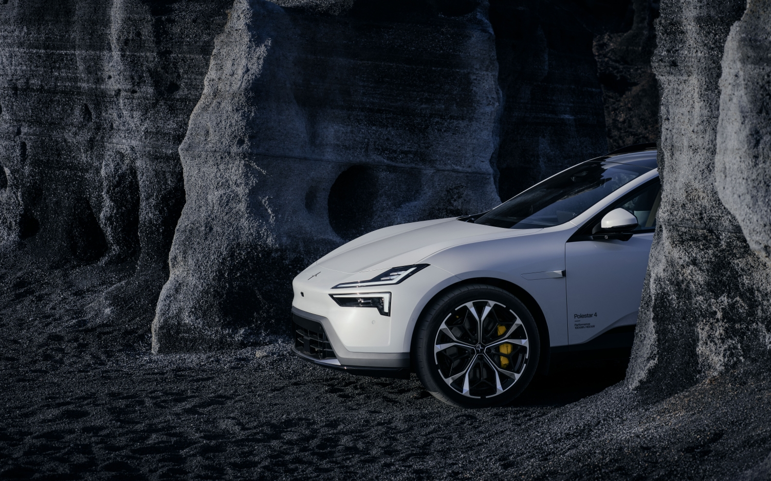 Polestar 4 SUV ufficiale: costa meno della Coupé e ha il lunotto che tutti aspettavano