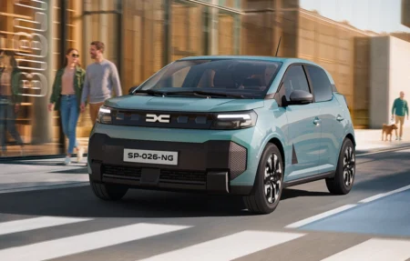 Nuova Dacia Spring, la piccola elettrica cresce: più spazio, tecnologia e prezzi ancora sotto i 20.000 euro