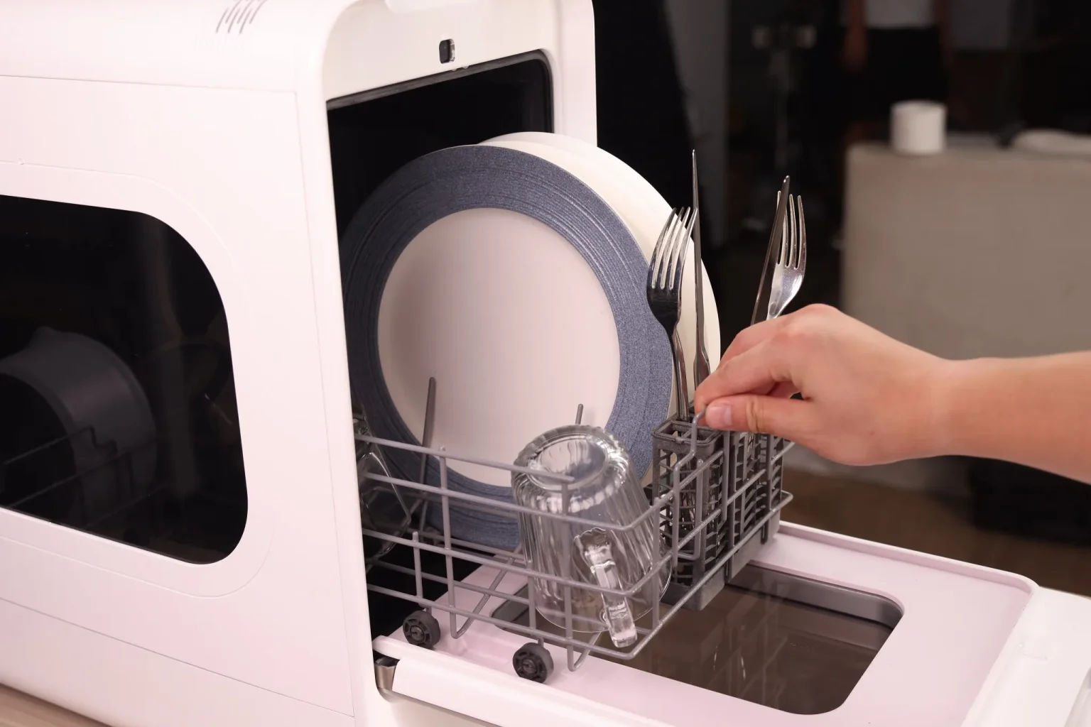 LISSOME R1, la lavastoviglie da single: portatile, larga solo 28 cm e non serve l’attacco dell’acqua lissome r1