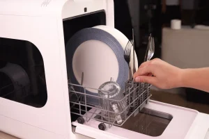 LISSOME R1, la lavastoviglie da single: portatile, larga solo 28 cm e non serve l’attacco dell’acqua lissome r1