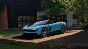 Ferrari Luce, l’idea dell’elettrica nacque da una passeggiata tra Elkann e Bezos Ferrari Luce, l’idea dell’elettrica nacque da una passeggiata tra Elkann e Bezos