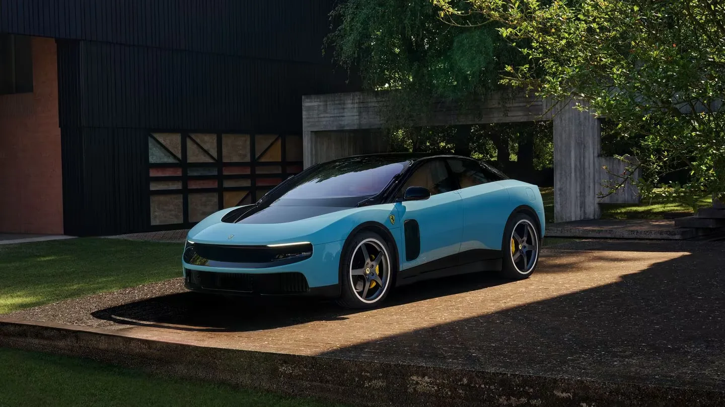 Ferrari Luce, l’idea dell’elettrica nacque da una passeggiata tra Elkann e Bezos